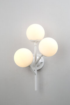 白色圆球三头壁灯照明简约灯具