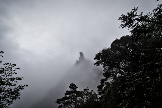 云雾中的三清山女神峰风光