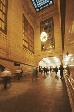 纽约中央火车站的走廊与行人
