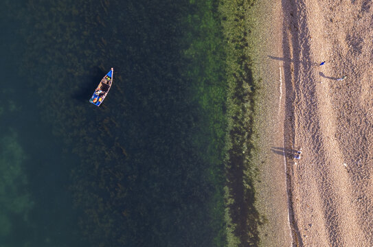 航拍沙滩鹅卵石渔船海岛海岸
