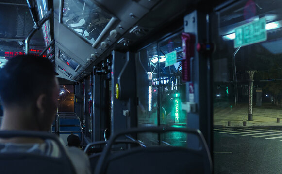 城市夜景车辆公交路途