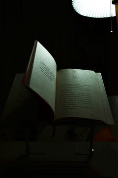 读书挑灯夜读