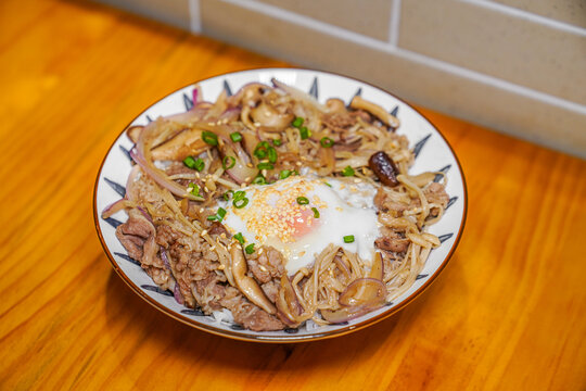 日式肥牛饭定食便当美食