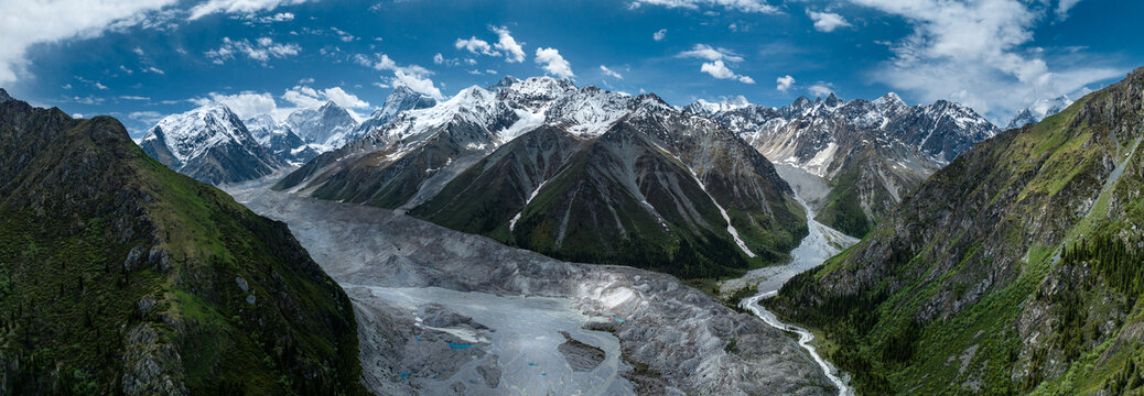 新疆雪莲峰雪山群木扎尔特冰川