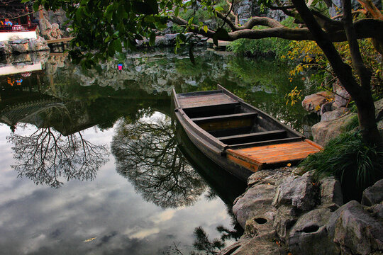 苏州艺圃小湖木船