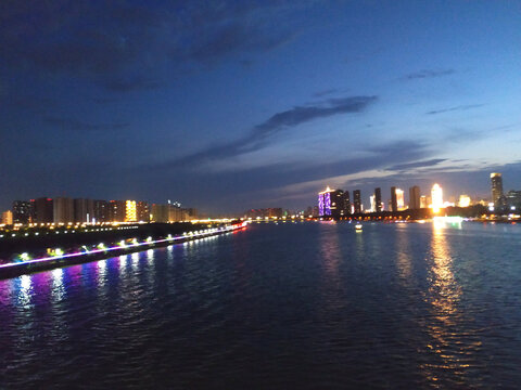 城市湖光夜景