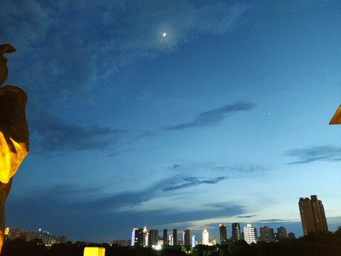 城市月亮夜景