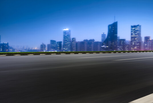 高速公路和城市夜景