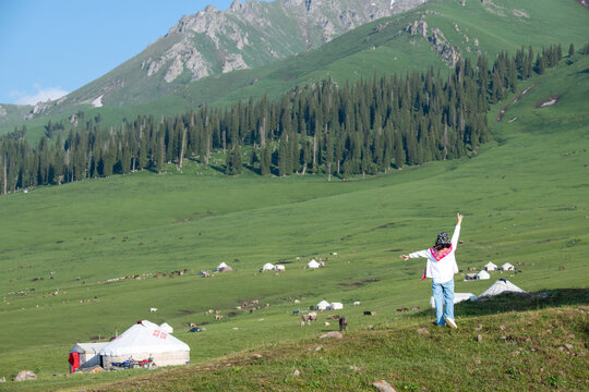 新疆旅行人背影欢乐