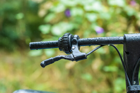 雨中的自行车把挂满水珠