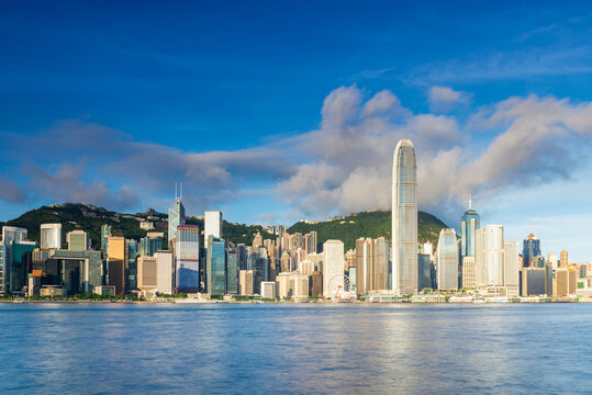 香港中环商业大厦与太平山风景