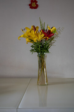 吉林市一束盛开的百合花花瓶