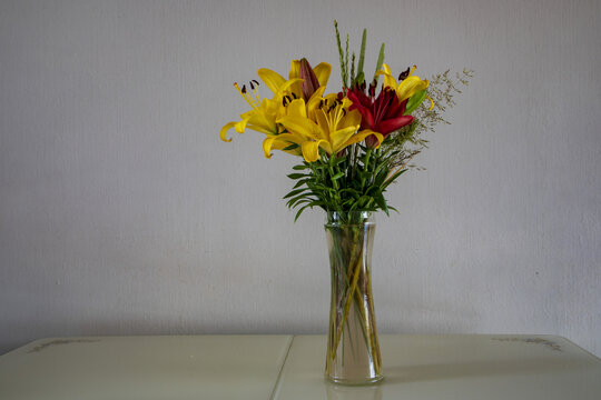 吉林市一束盛开的百合花花瓶