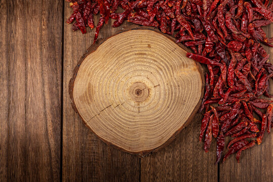 干红辣椒和年轮木板