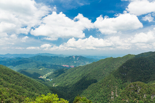 蓝天白云山顶