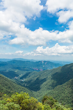 蓝天白云山顶