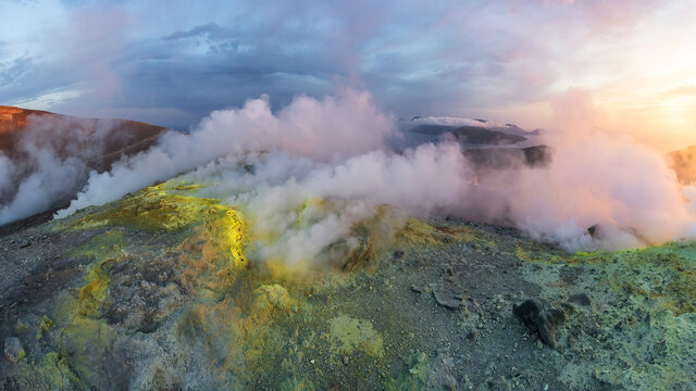 火山口的硫磺和烟雾景观