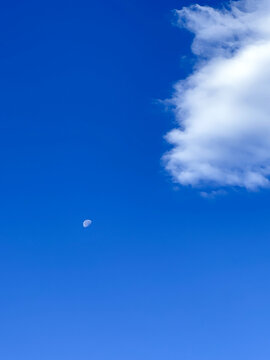 月亮与云