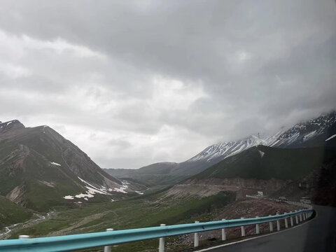 山丘雪山