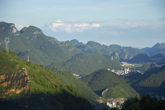 蓝天白云下的山