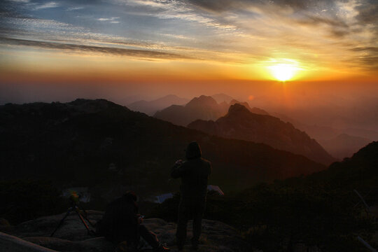 黄山夕阳西下黄昏景色