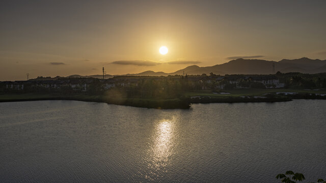 湖边夕阳