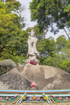 日光岩寺悬崖上的观世音雕塑