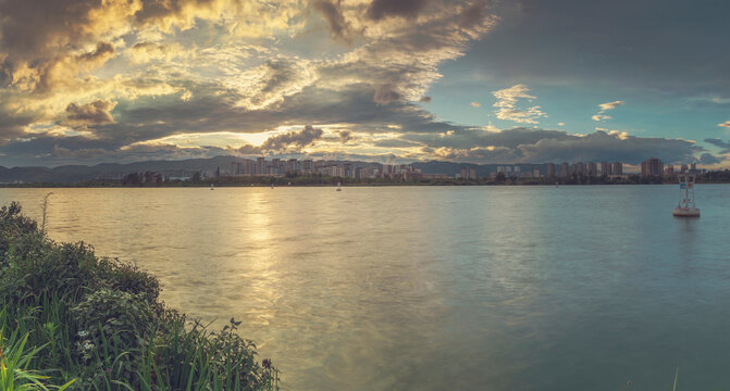 云南昆明滇池日落晚霞城市风景