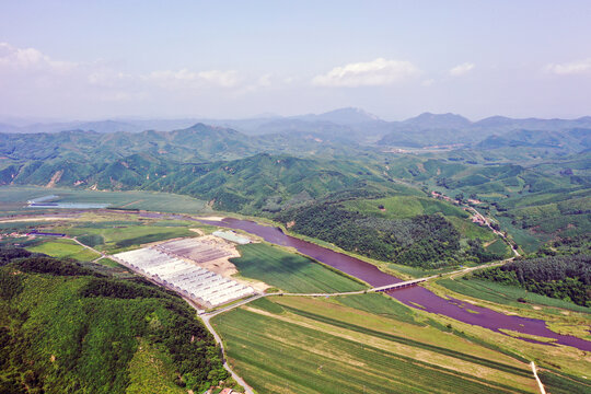 航拍夏日河谷