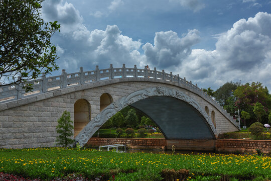 星海湿地公园蓝天白云石拱桥