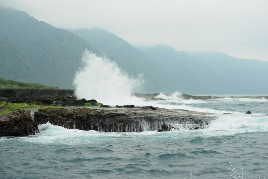 海浪拍打礁石