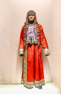 蒙古族妇女盛装