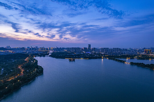 华灯初上的苏州石湖景区