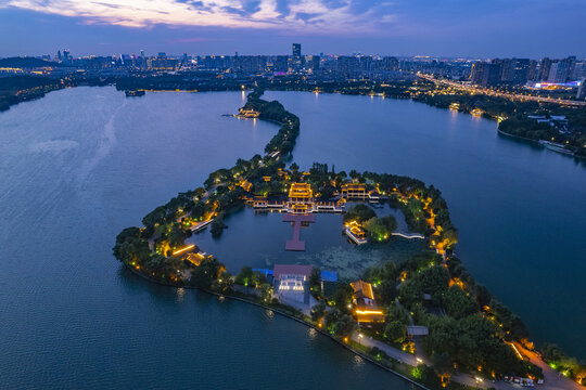 华灯初上的苏州石湖景区