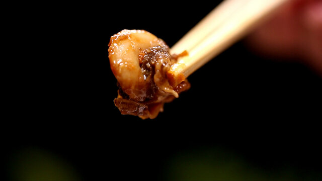 筷子夹起回锅豆腐