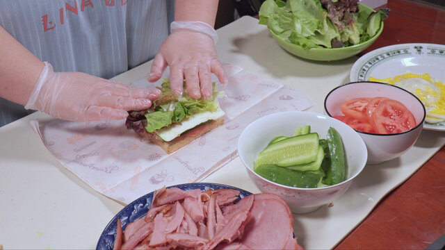 面包片加蔬菜制作健康三明治