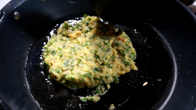 平底锅烙韭菜糊饼糊塌子蔬菜饼