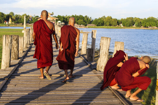 缅甸乌本桥日落下的僧侣