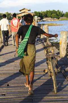 缅甸乌本桥田园风光