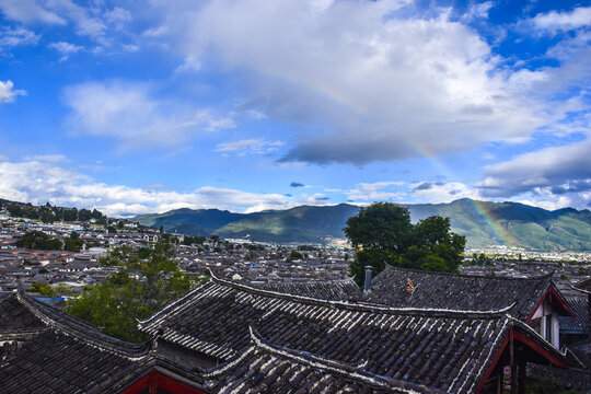 彩虹下的丽江古城全景