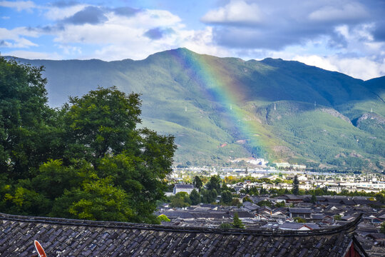 彩虹下的丽江古城全景