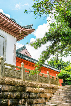 蓝天白云红墙黑瓦寺庙大华兴寺