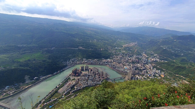 大渡河畔峨边县城