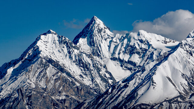 然乌湖畔的雪山