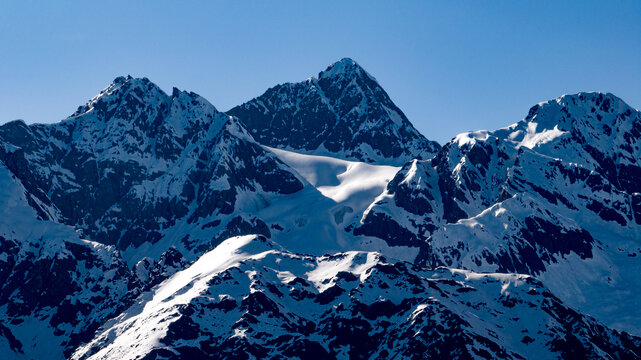 然乌湖畔的雪山