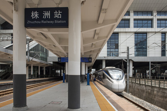驶入株洲站的长株潭城际列车