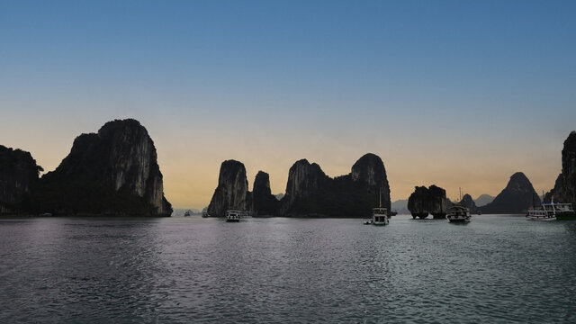 夕阳西下下龙湾