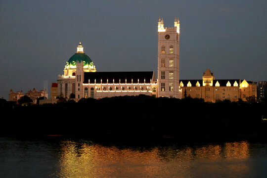 松山湖欧式建筑夜景