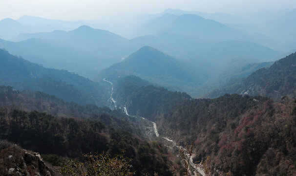 俯瞰泰山爬山道