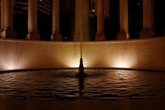芝加哥夜晚的地标喷泉